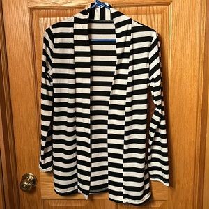 Women’s M unbranded black & white striped open front top
